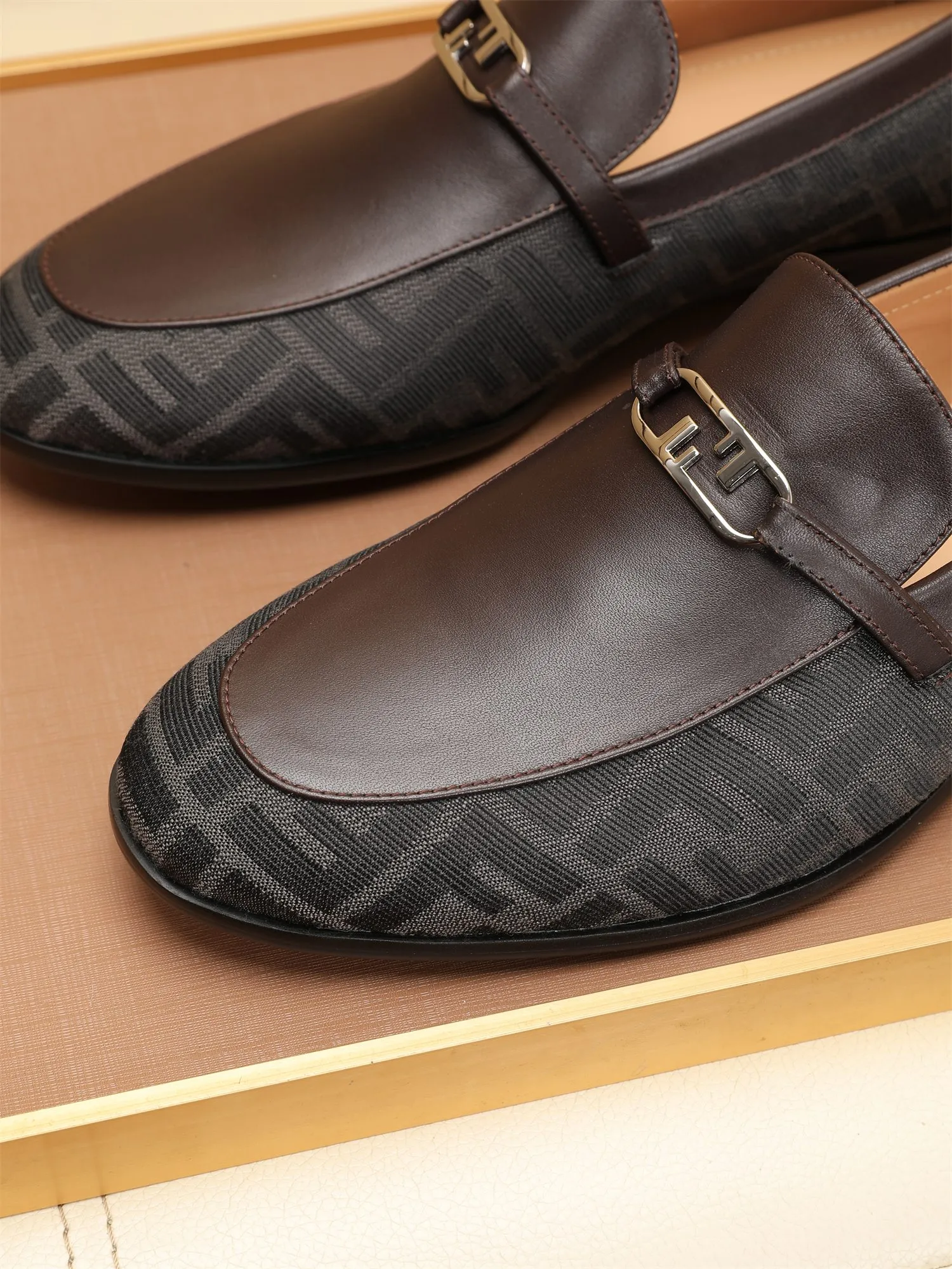 Men's shoes💰460 🕷🕷【FENDI】The latest men's formal leather shoes🇨🇳Classic series not to be missed💯The first layer is made of imported first-layer cowhide☘Original quality, the leather is smooth and delicate🎋Awesome version, perfect streamlined outline🍇Cowhide lining, size 38-44 (customized at 45.46)...